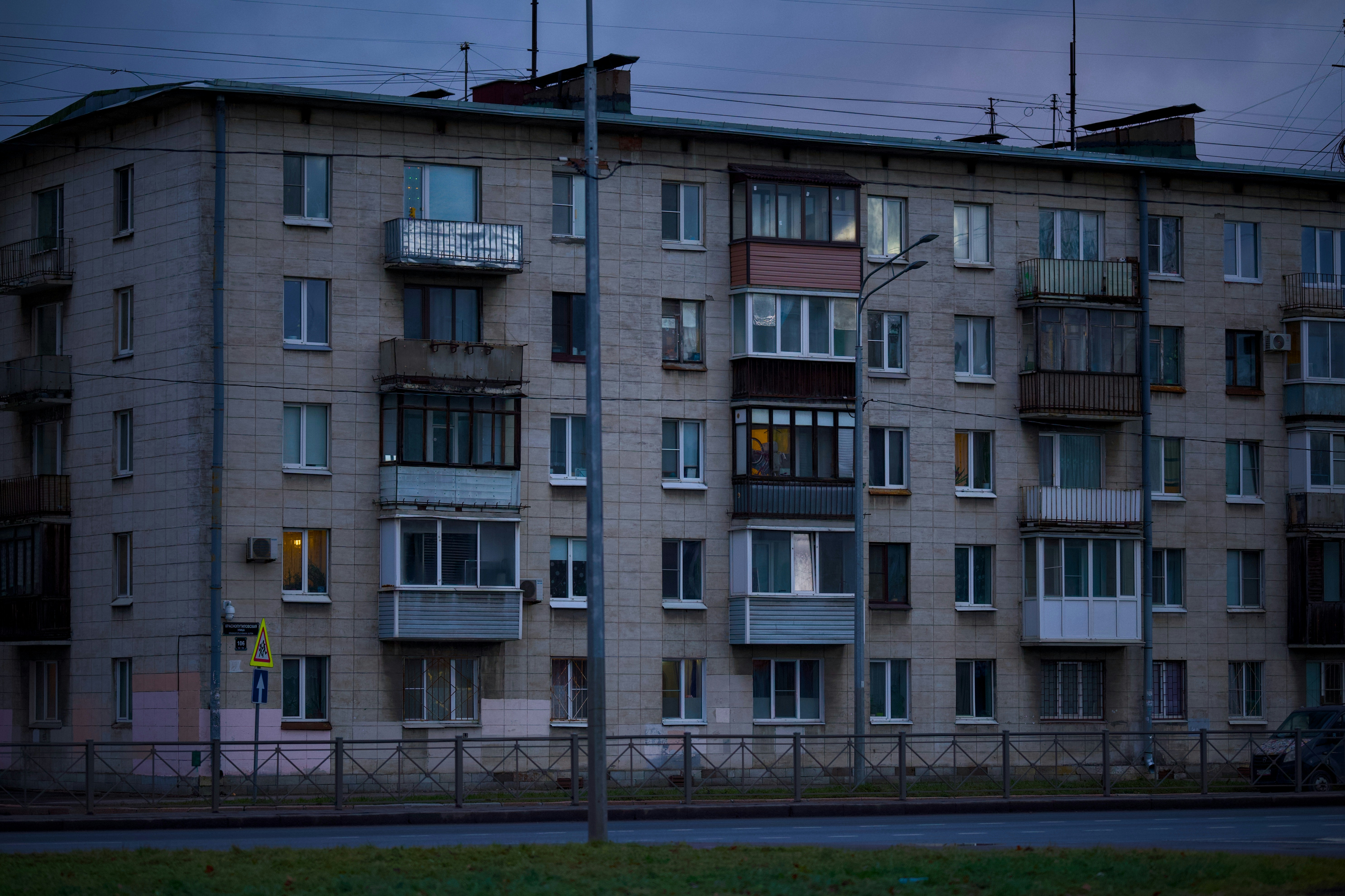 A tall building with lots of windows and balconies